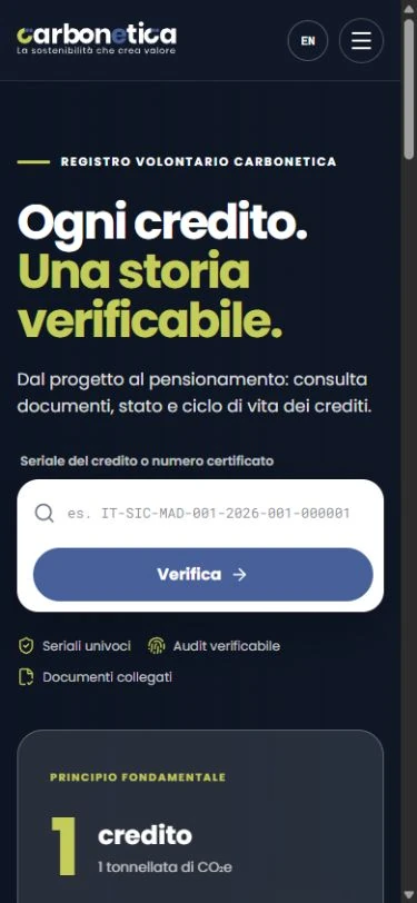 Homepage Carbonetica su smartphone con verifica del seriale in primo piano